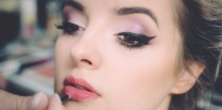 Eyelash Extensions in Toronto: Pros and Cons