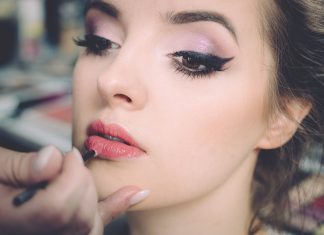 Eyelash Extensions in Toronto: Pros and Cons