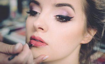 Eyelash Extensions: Pros and Cons Eyelash Extensions in Toronto: Pros and Cons