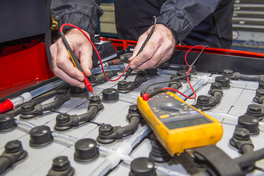 Forklift Battery Repair vs. Replacement – Expert Advice